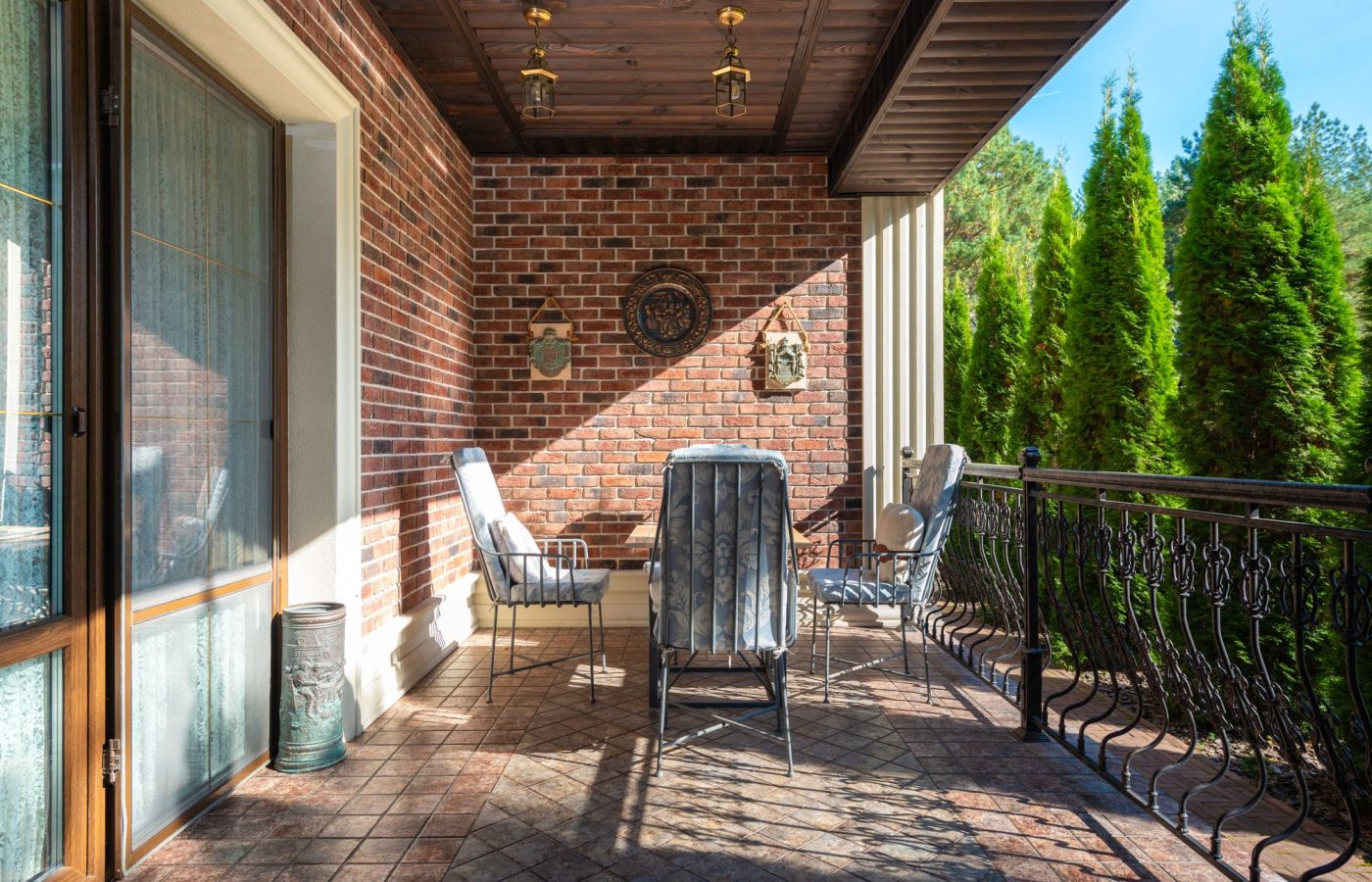 Terrasse mit Klinkerwand und Fliesenbelag