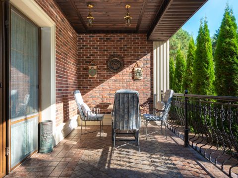 Terrasse mit Klinkerwand und Fliesenbelag