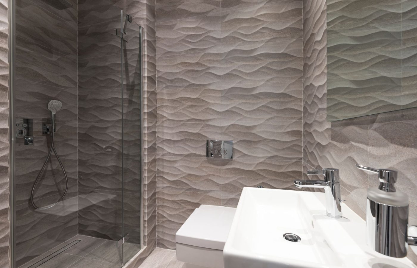 Dusche mit strukturierten Wandfliesen in Wellenoptik