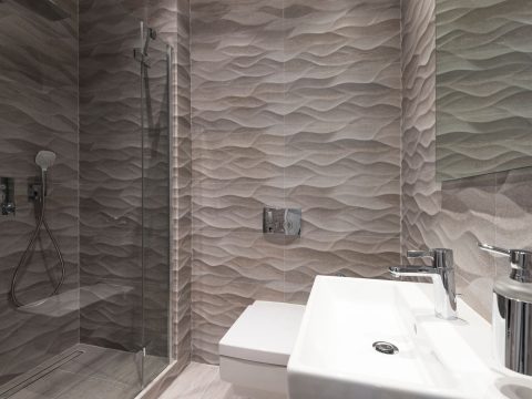 Dusche mit strukturierten Wandfliesen in Wellenoptik